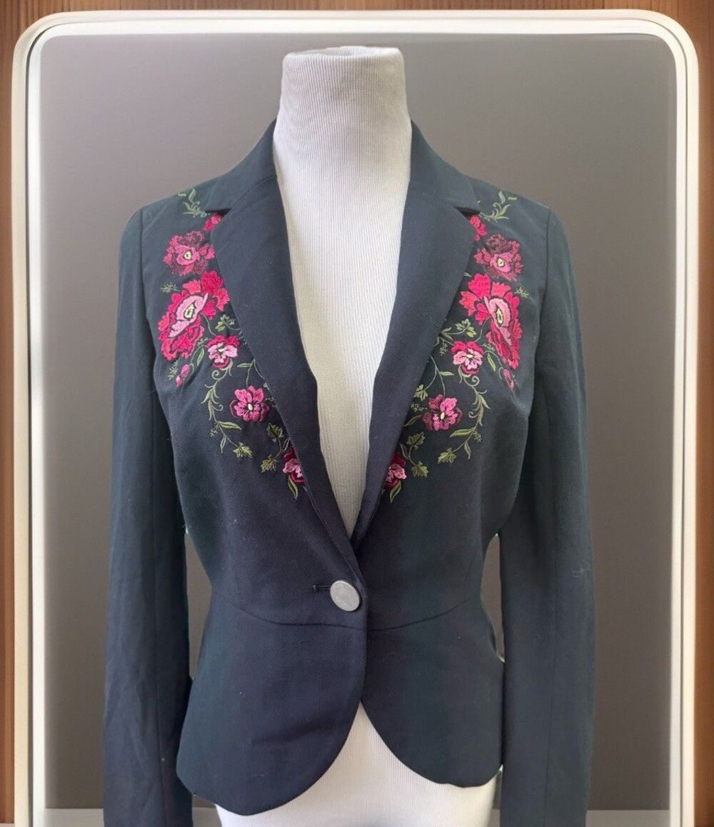 XOXO Womens Floral Embroidery Button Front Blazer Jacket Size M Statement Piece